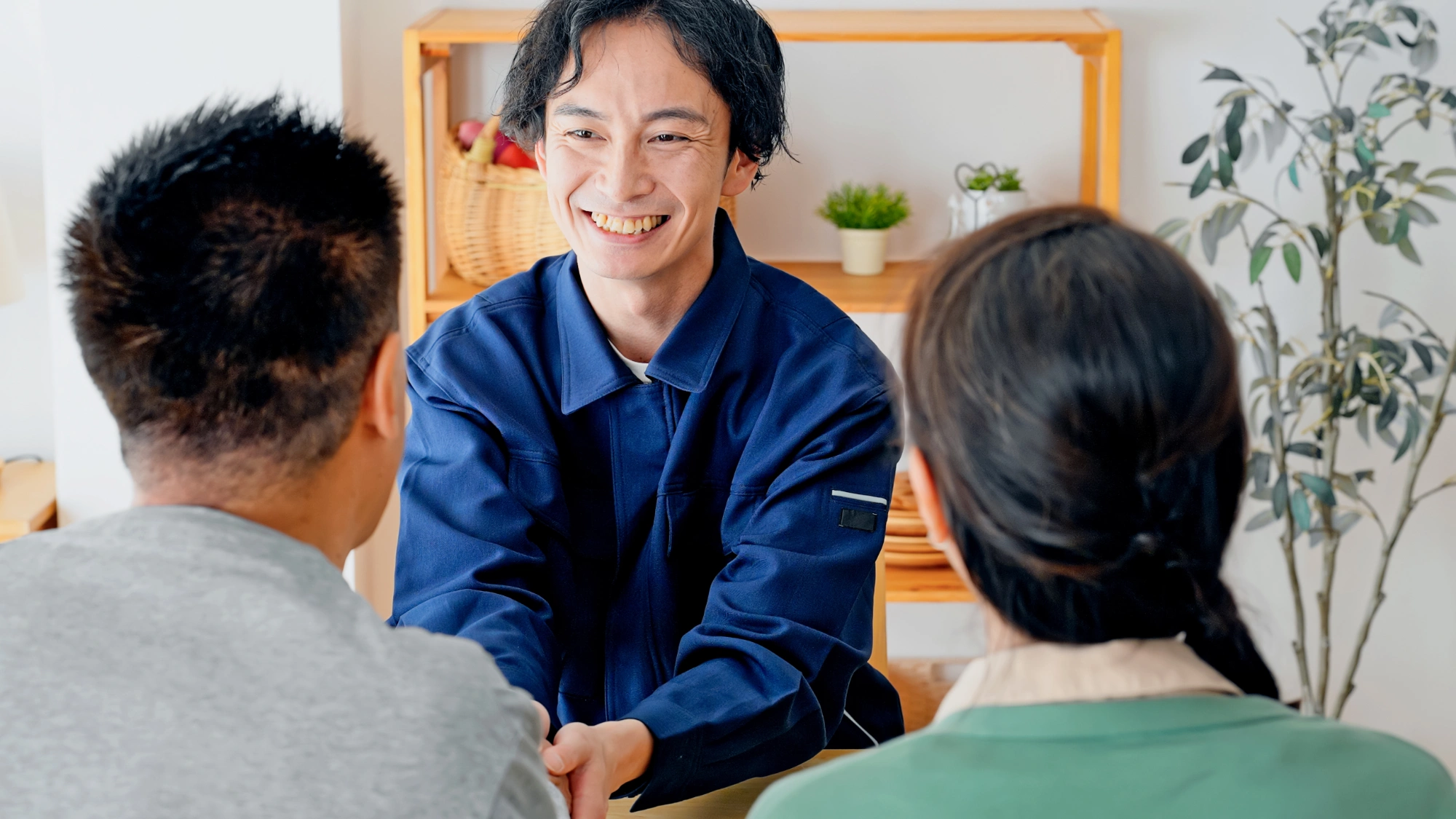 業者とお客様で握手を交わすシーン